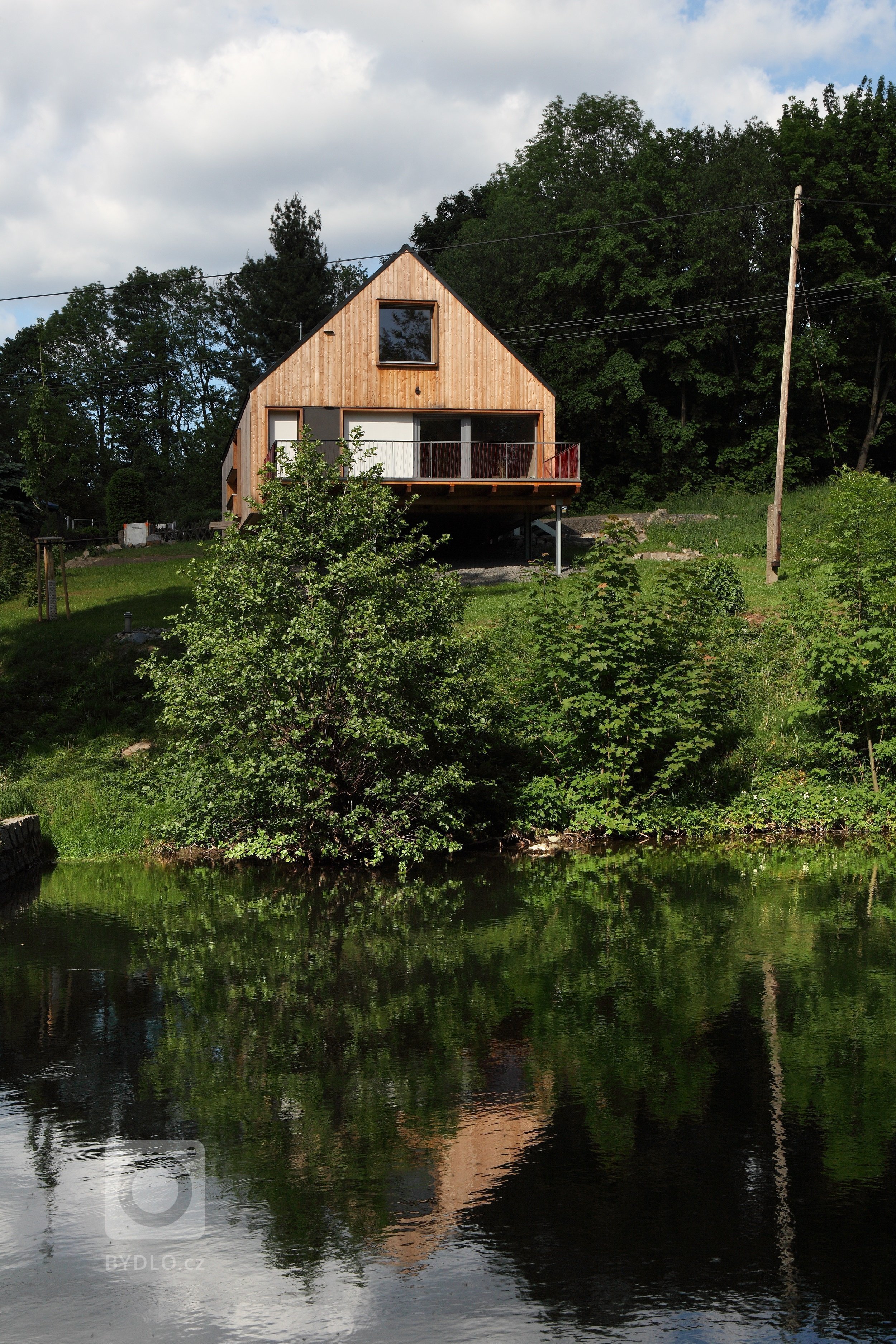 Pokud toužíte vyzkoušet svou &ldquo;testovací jízdu&rdquo; v moderní dřevostavbě, pak je Domesi Concept House určen právě vám! Víkendový dům - s veškerým…