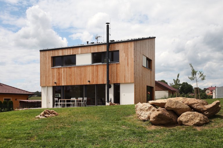 Domesi Concept House 2&nbsp;v&nbsp;Budíkově&nbsp;je postaven v&nbsp;pasivním standardu&nbsp;s použitím stavební&nbsp;technologie masivních dřevěných panelů…