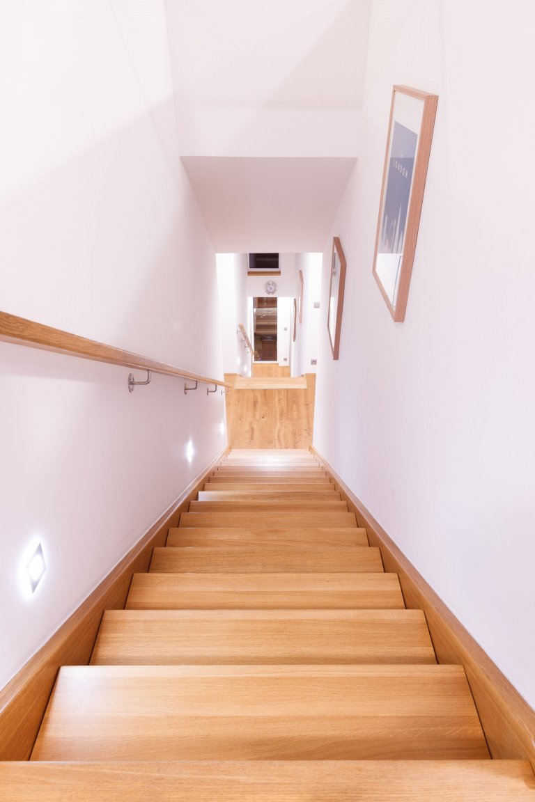 Moderní dřevostavba uprostřed zeleně