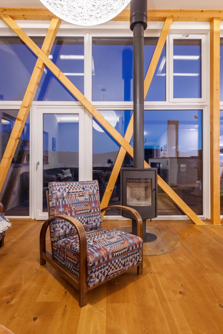 Individuální rodinný dům s&nbsp;výjimečným duchem a atmosférou byl vytvořen jako moderní dřevostavba, reflektující potřeby stavebníka a&nbsp;reagující na…