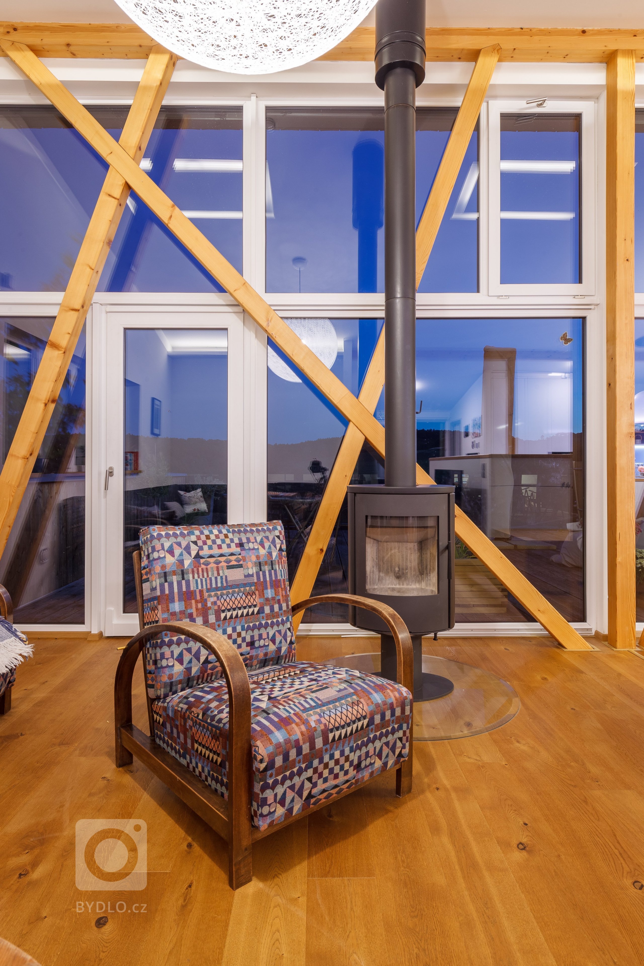 Individuální rodinný dům s&nbsp;výjimečným duchem a atmosférou byl vytvořen jako moderní dřevostavba, reflektující potřeby stavebníka a&nbsp;reagující na…