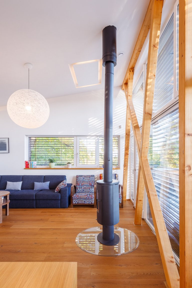 Individuální rodinný dům s&nbsp;výjimečným duchem a atmosférou byl vytvořen jako moderní dřevostavba, reflektující potřeby stavebníka a&nbsp;reagující na…