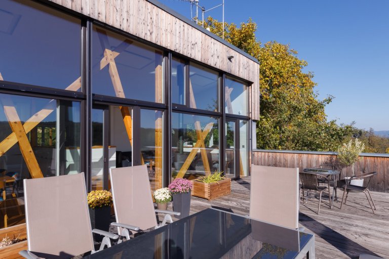 Moderní dřevostavba uprostřed zeleně