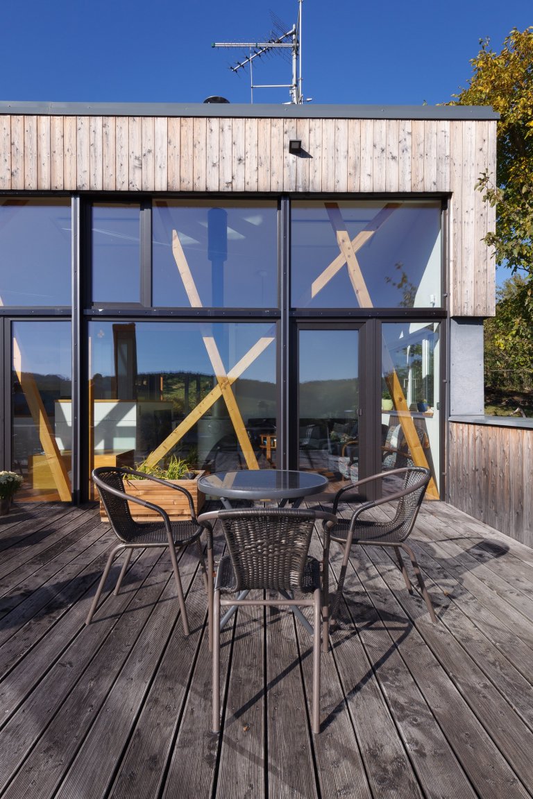 Individuální rodinný dům s&nbsp;výjimečným duchem a atmosférou byl vytvořen jako moderní dřevostavba, reflektující potřeby stavebníka a&nbsp;reagující na…