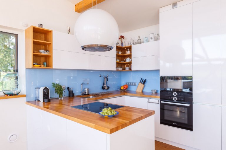 Individuální rodinný dům s&nbsp;výjimečným duchem a atmosférou byl vytvořen jako moderní dřevostavba, reflektující potřeby stavebníka a&nbsp;reagující na…