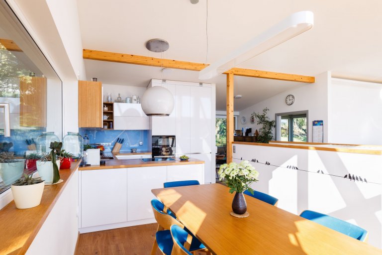 Individuální rodinný dům s&nbsp;výjimečným duchem a atmosférou byl vytvořen jako moderní dřevostavba, reflektující potřeby stavebníka a&nbsp;reagující na…