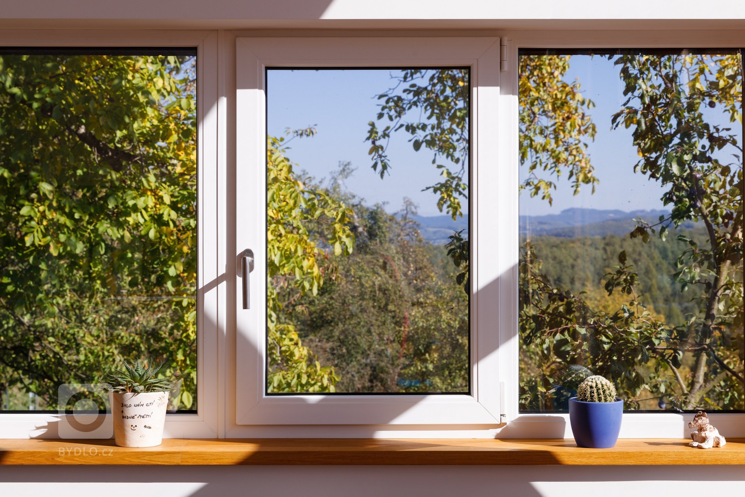 Individuální rodinný dům s&nbsp;výjimečným duchem a atmosférou byl vytvořen jako moderní dřevostavba, reflektující potřeby stavebníka a&nbsp;reagující na…