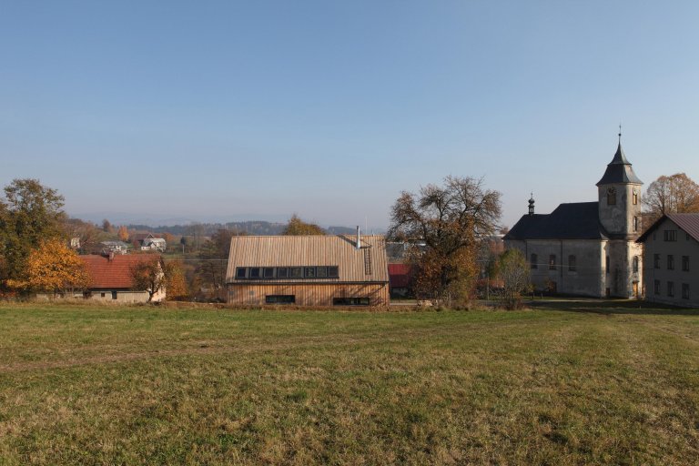 Pozemek pro stavbu rodinného domu v&nbsp;Jizerských horách je mírně svažitý směrem k&nbsp;východu. Na pozemku stojí dvě vzrostlé lípy a směrem k&nbsp;západu…