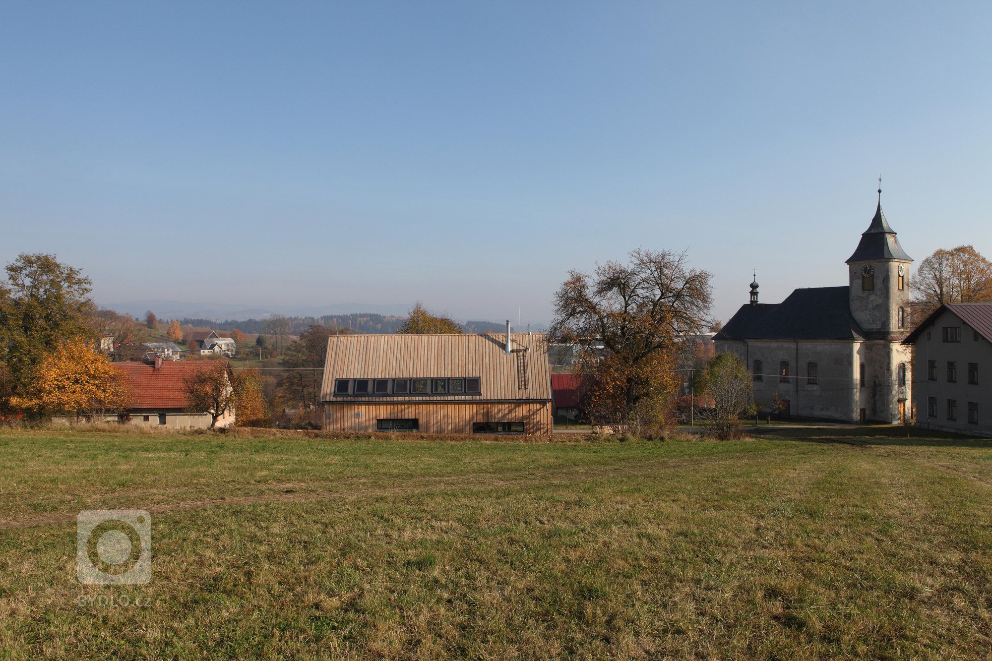 Pozemek pro stavbu rodinného domu v&nbsp;Jizerských horách je mírně svažitý směrem k&nbsp;východu. Na pozemku stojí dvě vzrostlé lípy a směrem k&nbsp;západu…