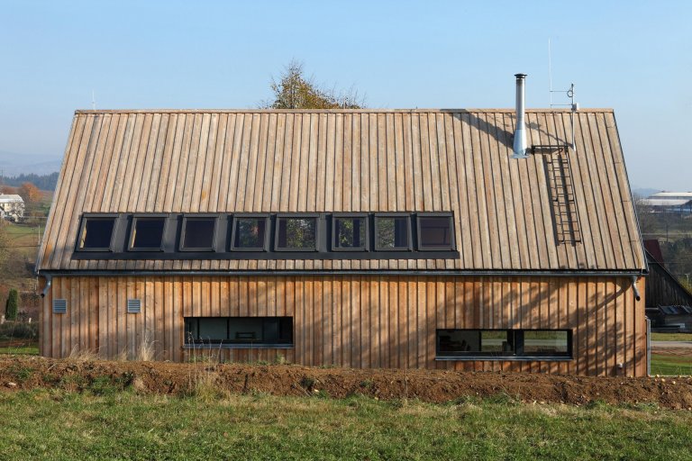 Pozemek pro stavbu rodinného domu v&nbsp;Jizerských horách je mírně svažitý směrem k&nbsp;východu. Na pozemku stojí dvě vzrostlé lípy a směrem k&nbsp;západu…