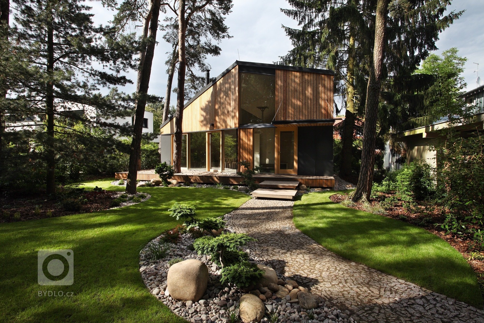 Zadáním investora bylo vytvořit na pozemku menší stavbu - atelier v sousedství stávajícího objektu.
Při úvahách o konceptu nové stavby nás ovlivnila krásná…