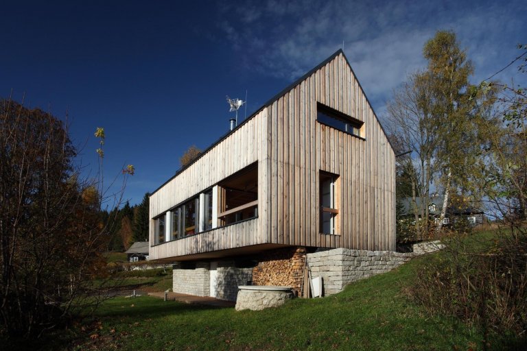 Tento dům vychází z původní architektury jednoduchých, půdorysně obdélných chalup se sedlovou střechou, které jsou všude kolem rozeseté rovnoběžně s&nbsp…
