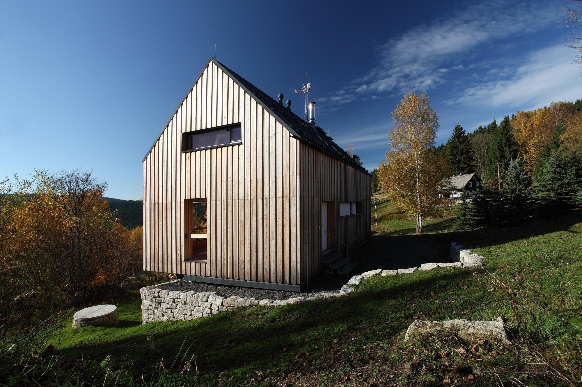 Tento dům vychází z původní architektury jednoduchých, půdorysně obdélných chalup se sedlovou střechou, které jsou všude kolem rozeseté rovnoběžně s …