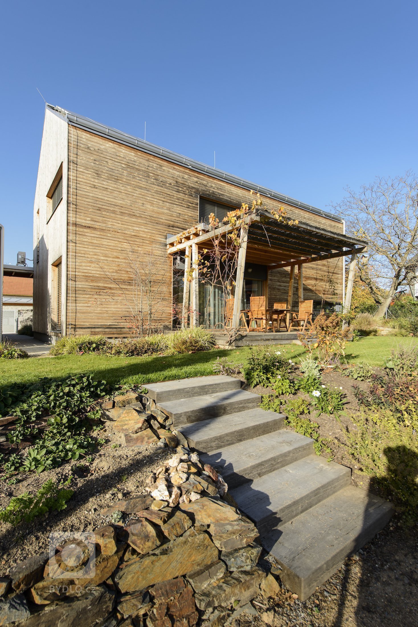 Moderní dřevostavba&nbsp;v&nbsp;pasivním standardu&nbsp;pro mladou rodinu, citlivě zasazená do stávající zástavby historické obce na okraji Prahy, složena ze…