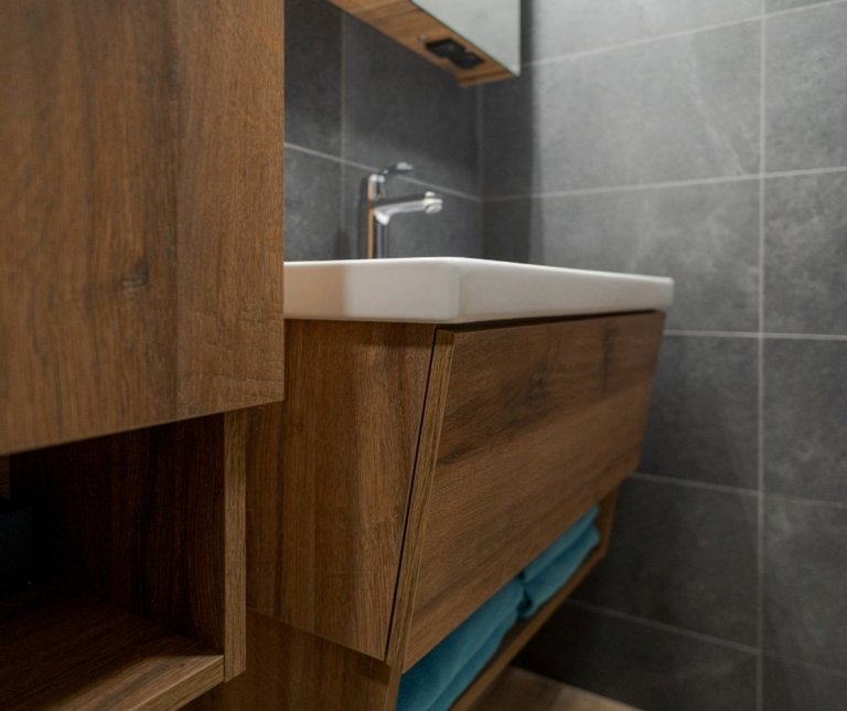 Umyvadlová skříňka kolekce INVENCE, se pyšní elegantními křivkami s ergonomicky zkoseným čelem.