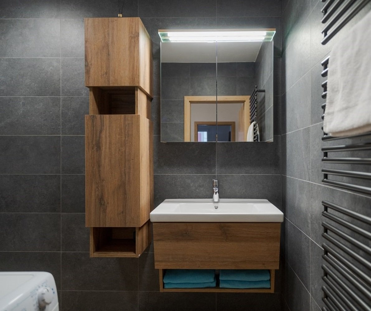 Potřebnou vzdušnou a minimalismus koupelně dodává koupelnový nábytek Dřevojas kolekce INVENCE se svým typickým designem a elegantní umyvadlo Harmonia 80.