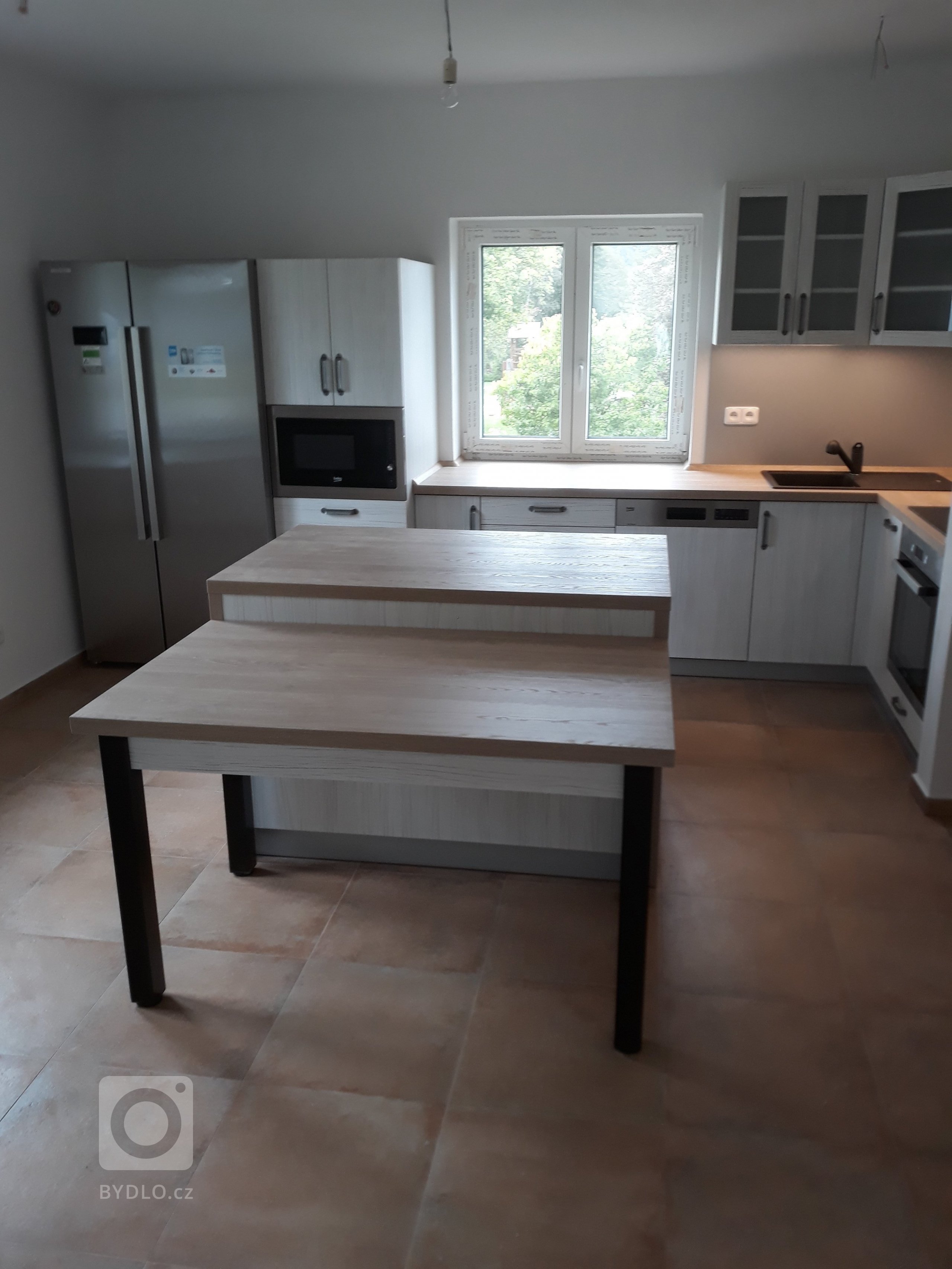 Kuchyňská linka vyrobená na zakázku . Materiály použité při výrobě jsou kvalitní české , německé a rakouské výroby . Realizaci předcházela výkresová…