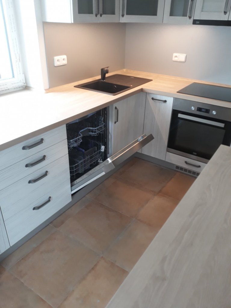 Kuchyňská linka vyrobená na zakázku . Materiály použité při výrobě jsou kvalitní české , německé a rakouské výroby . Realizaci předcházela výkresová…