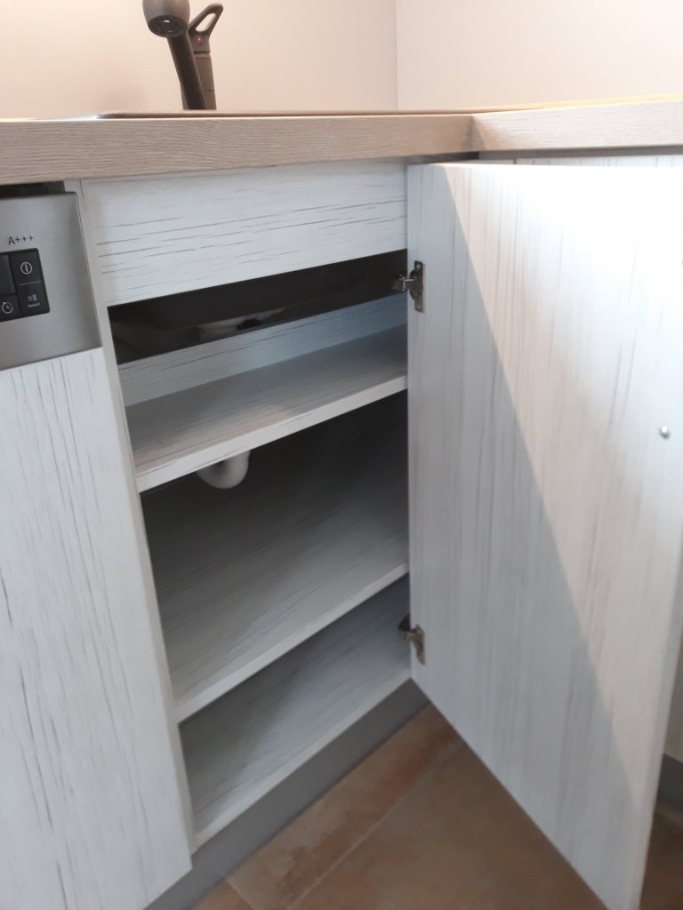 Kuchyňská linka vyrobená na zakázku . Materiály použité při výrobě jsou kvalitní české , německé a rakouské výroby . Realizaci předcházela výkresová…