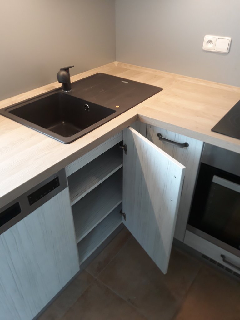 Kuchyňská linka vyrobená na zakázku . Materiály použité při výrobě jsou kvalitní české , německé a rakouské výroby . Realizaci předcházela výkresová…