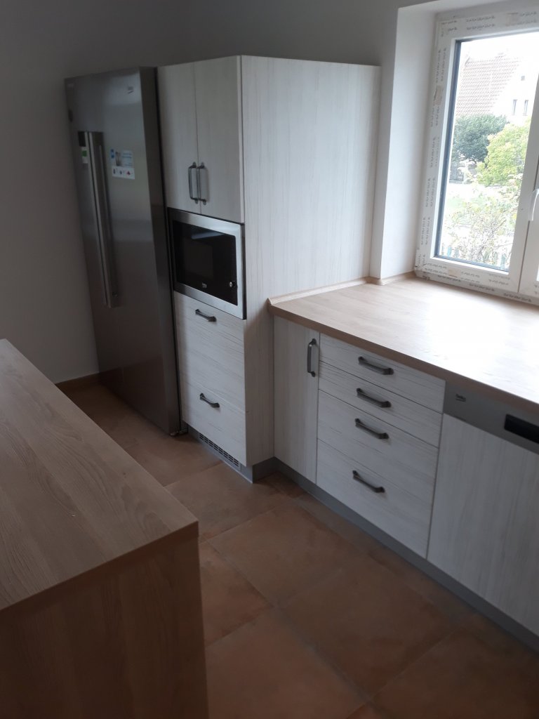 Kuchyňská linka vyrobená na zakázku . Materiály použité při výrobě jsou kvalitní české , německé a rakouské výroby . Realizaci předcházela výkresová…