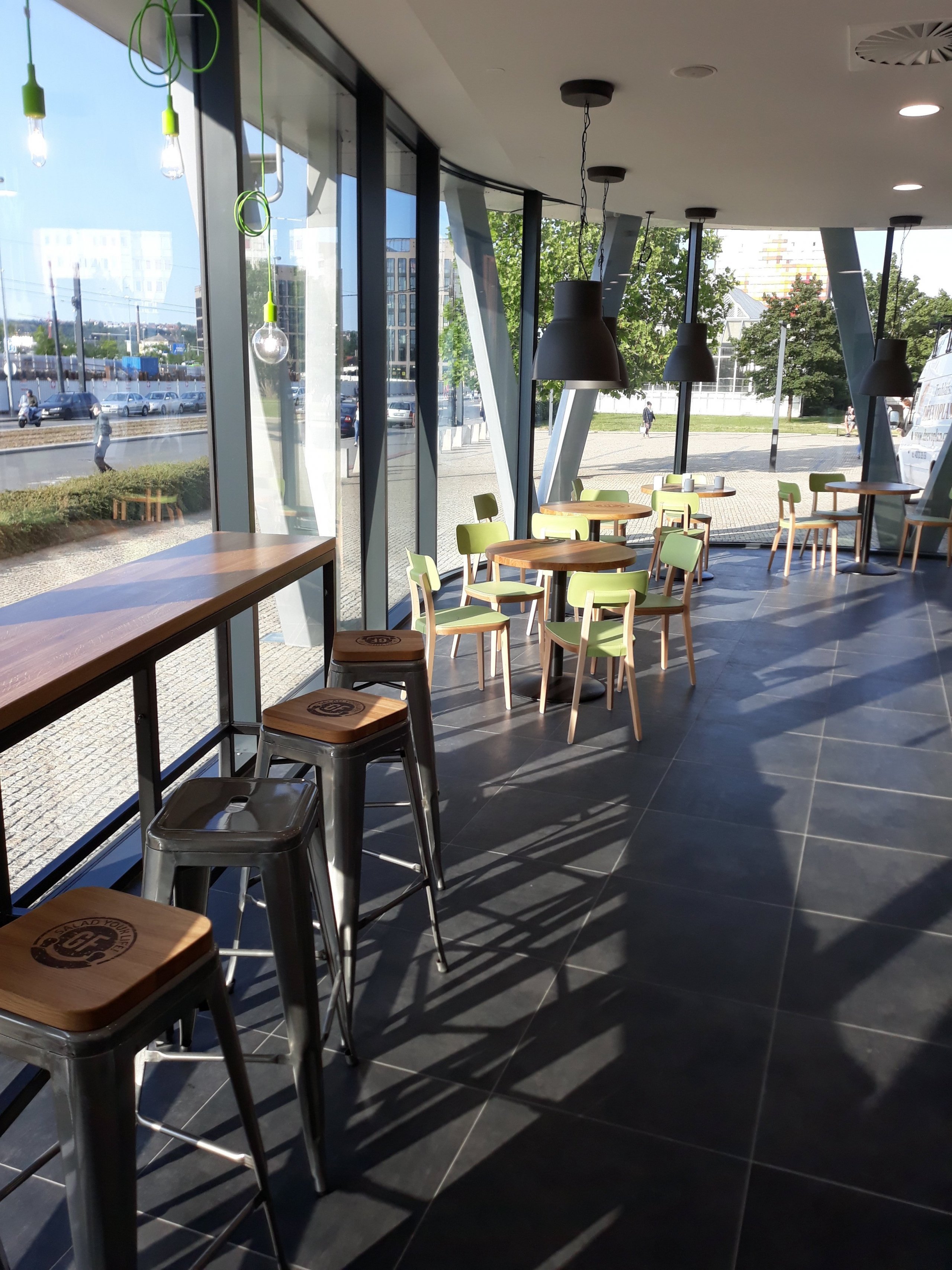Vybavení restaurace stoly s kovovou podnoží , závěsné houpačky s kulatým stolem , obklad prodejního pultu , kyvné dveře do zázemí prodejny , lavice s…