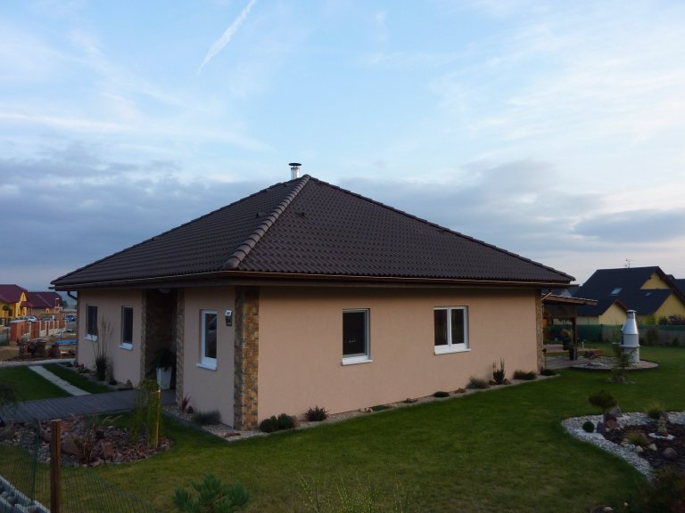 Bungalov&nbsp;MS 07&nbsp;postavený na rovinatém pozemku má dispozici 4+kk + garáž a jeho užitná plocha včetně garáže činí 126 m2. Typ MS 07 je větší dům s&nbsp…