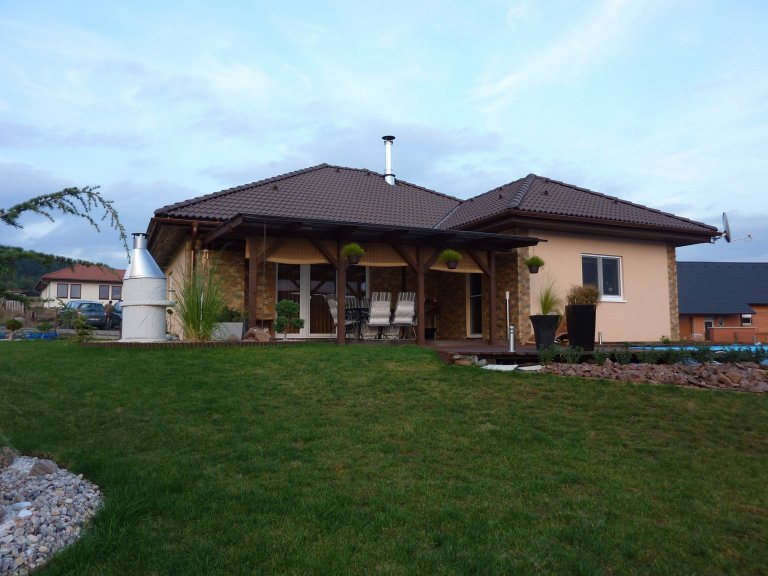 Bungalov&nbsp;MS 07&nbsp;postavený na rovinatém pozemku má dispozici 4+kk + garáž a jeho užitná plocha včetně garáže činí 126 m2. Typ MS 07 je větší dům s&nbsp…