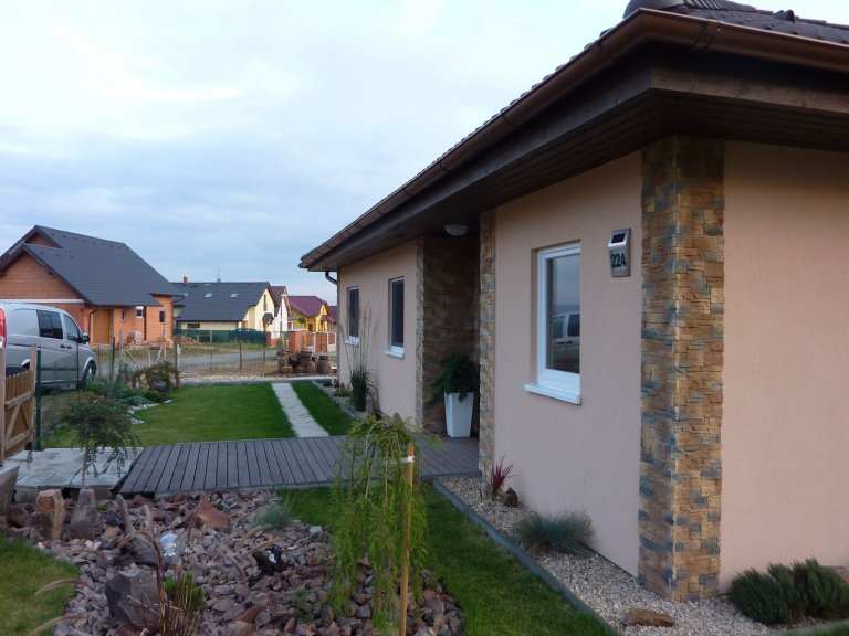 Bungalov&nbsp;MS 07&nbsp;postavený na rovinatém pozemku má dispozici 4+kk + garáž a jeho užitná plocha včetně garáže činí 126 m2. Typ MS 07 je větší dům s&nbsp…