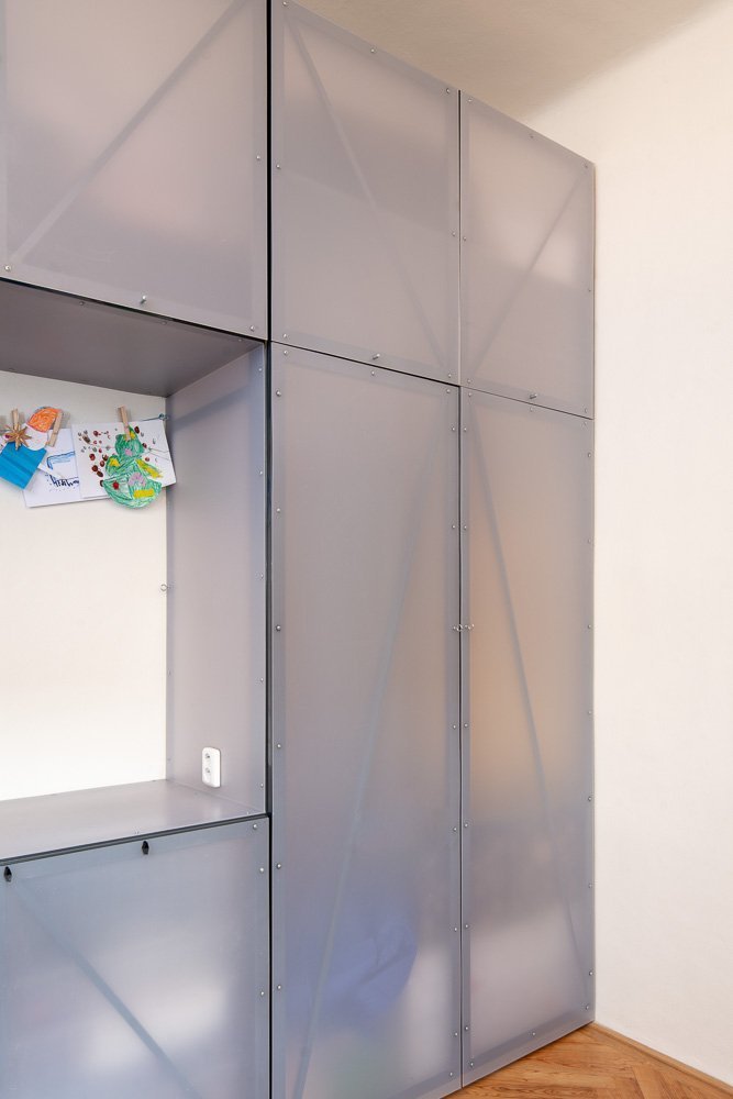 Do moderního bytu v centru Brna jsme vyráběli několik designových kovových prvků a větších konstrukcí. Vzhledem k atypickým parametrům bylo nutné navrhnout a…