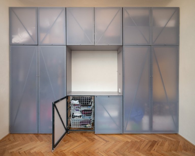 Do moderního bytu v centru Brna jsme vyráběli několik designových kovových prvků a větších konstrukcí. Vzhledem k atypickým parametrům bylo nutné navrhnout a…
