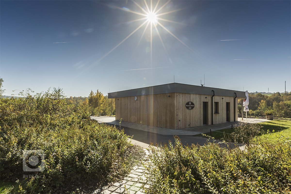 Designově velmi zajímavá dřevostavba restaurace byla vystavěna naší firmou v druhé polovině roku 2017. Slouží jako občerstvení u jedné z jamek na golfovém…
