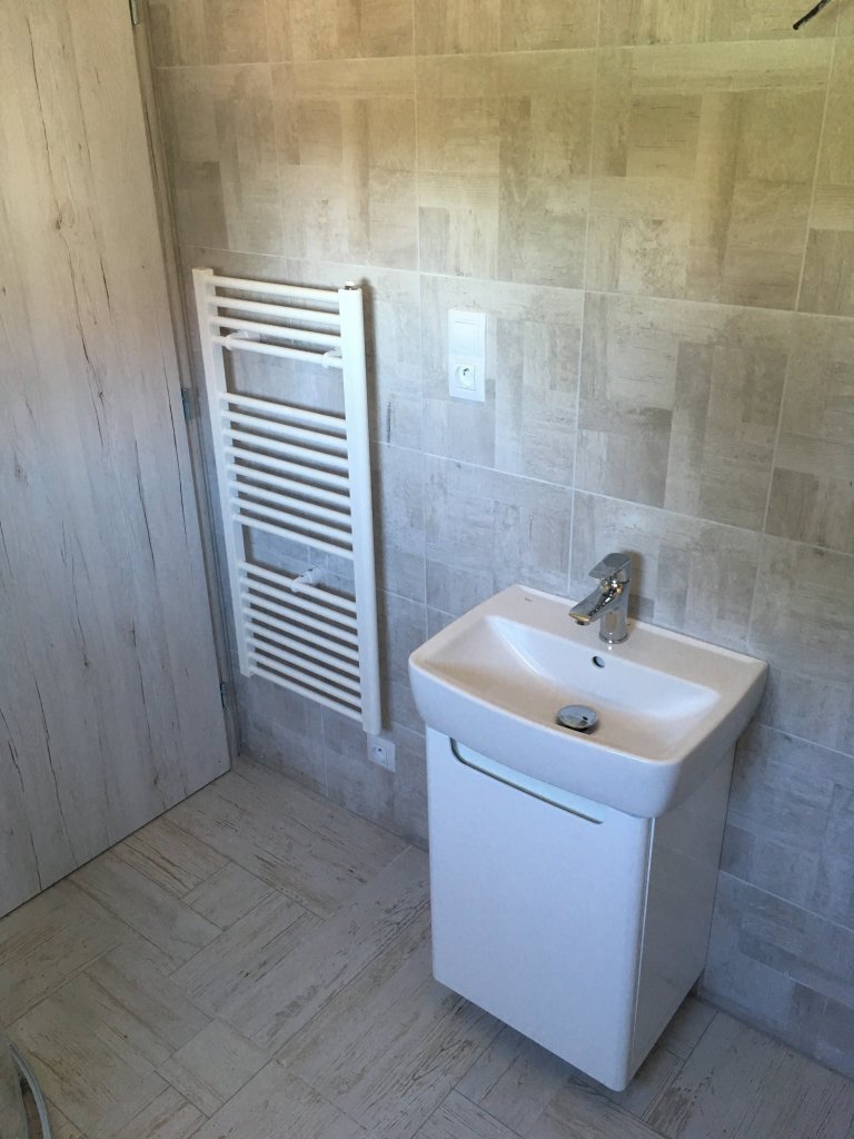 Právě jsme dokončili v Hrádku u Rokycan dřevostavbu o zastavěné ploše 50m2, která vznikla kombinací návrhu projektanta a požadavků majitelů. Stavba je dalším z…