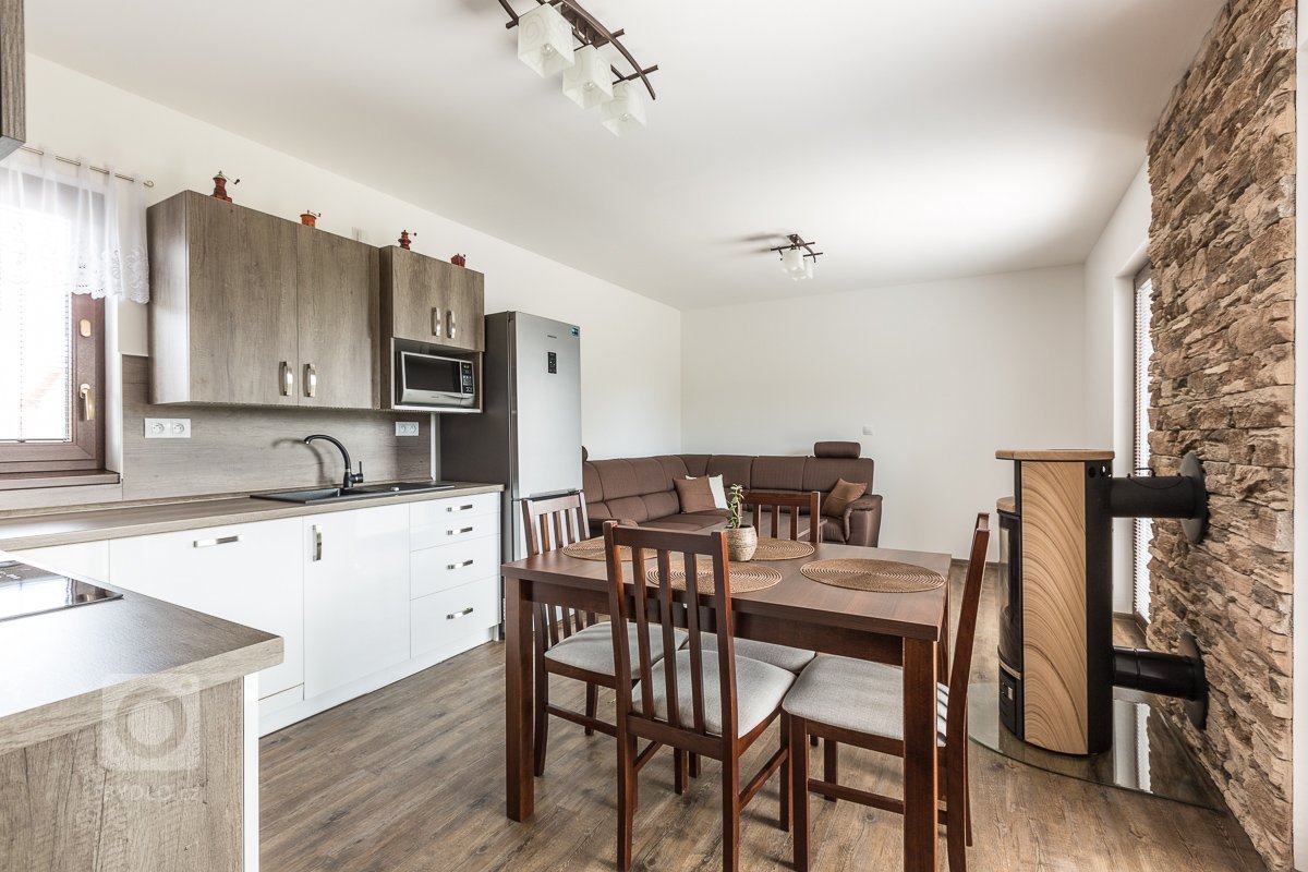 Stavba se nachází na velmi krásném pozemku, lehce svažitém a je opravdu krásně vyřešen interiér.
