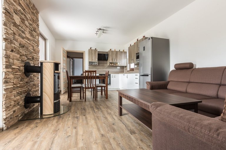 Stavba se nachází na velmi krásném pozemku, lehce svažitém a je opravdu krásně vyřešen interiér.
