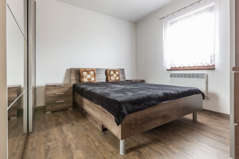 Stavba se nachází na velmi krásném pozemku, lehce svažitém a je opravdu krásně vyřešen interiér.
