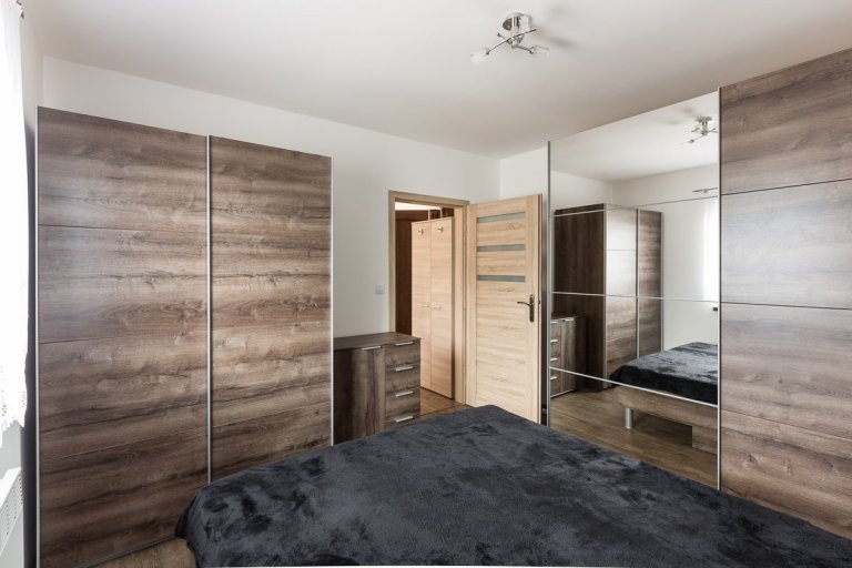 Stavba se nachází na velmi krásném pozemku, lehce svažitém a je opravdu krásně vyřešen interiér.
