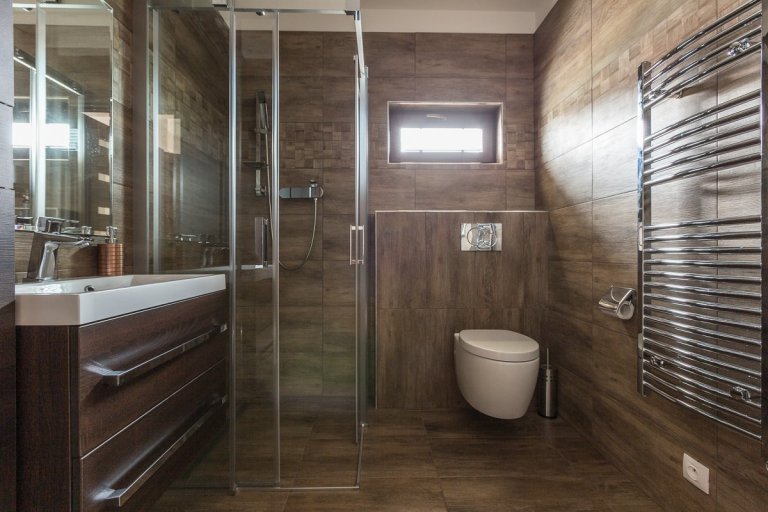 Stavba se nachází na velmi krásném pozemku, lehce svažitém a je opravdu krásně vyřešen interiér.
