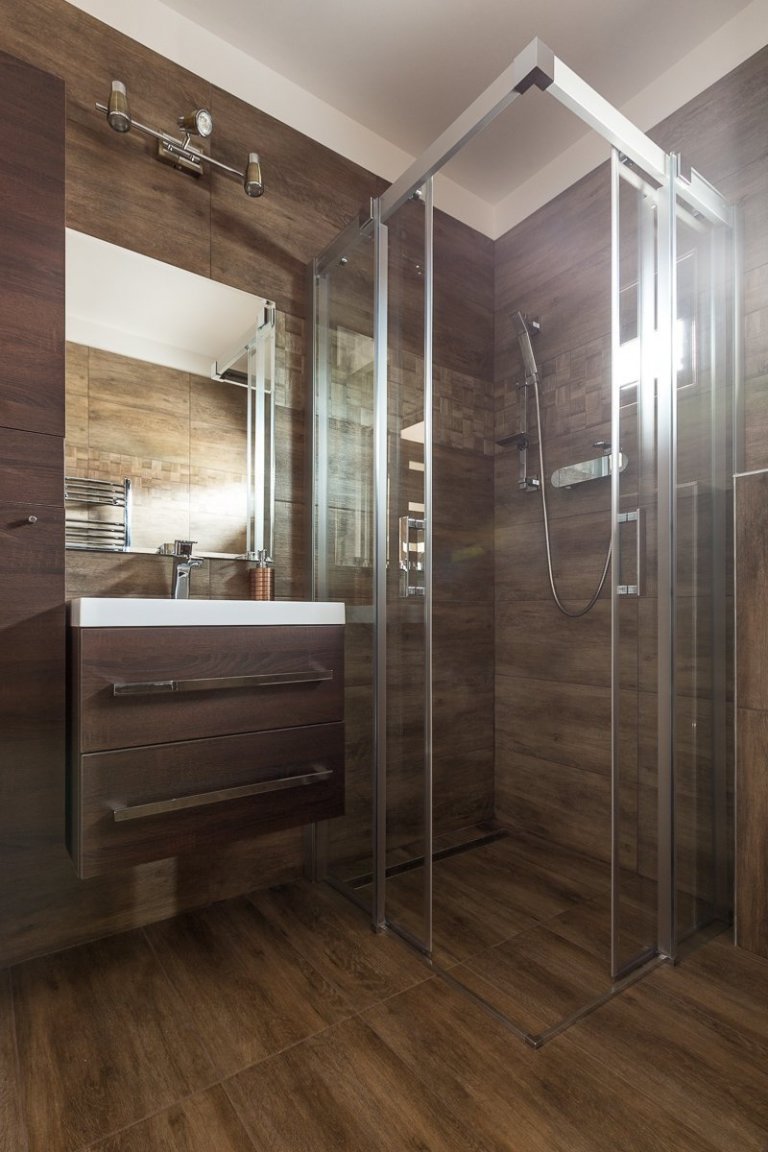 Stavba se nachází na velmi krásném pozemku, lehce svažitém a je opravdu krásně vyřešen interiér.
