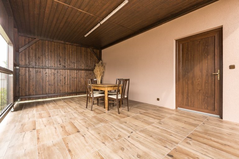 Stavba se nachází na velmi krásném pozemku, lehce svažitém a je opravdu krásně vyřešen interiér.
