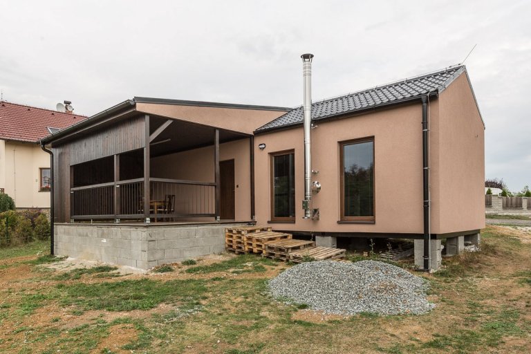 Stavba se nachází na velmi krásném pozemku, lehce svažitém a je opravdu krásně vyřešen interiér.
