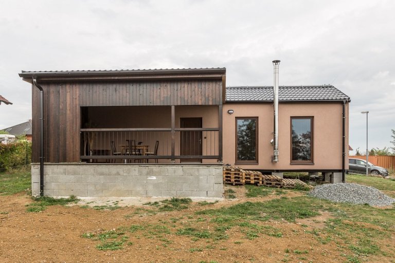 Stavba se nachází na velmi krásném pozemku, lehce svažitém a je opravdu krásně vyřešen interiér.
