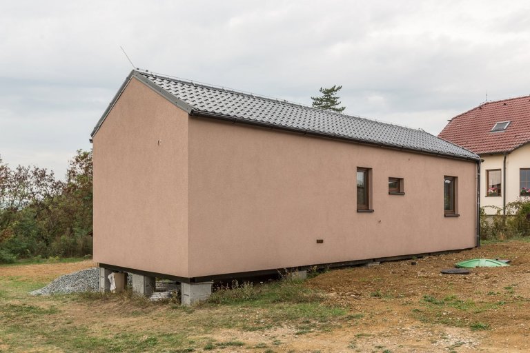 Stavba se nachází na velmi krásném pozemku, lehce svažitém a je opravdu krásně vyřešen interiér.
