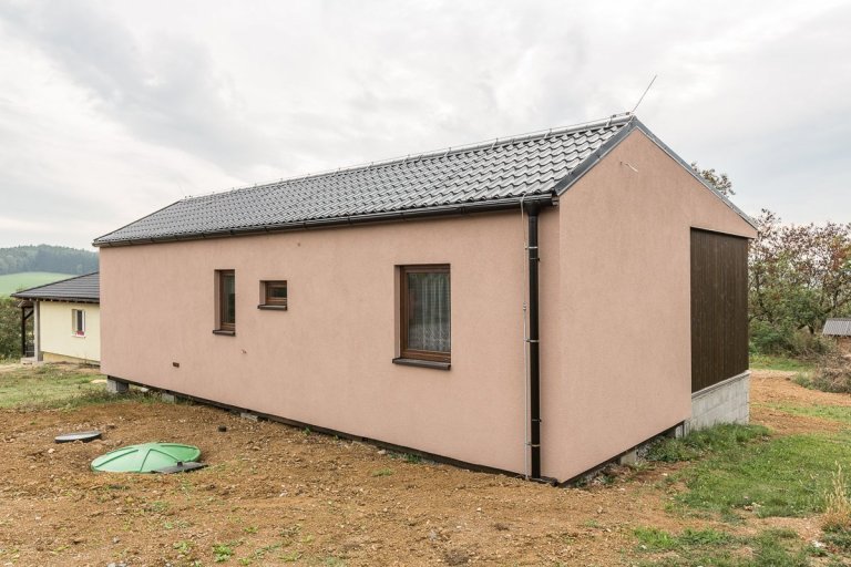 Stavba se nachází na velmi krásném pozemku, lehce svažitém a je opravdu krásně vyřešen interiér.
