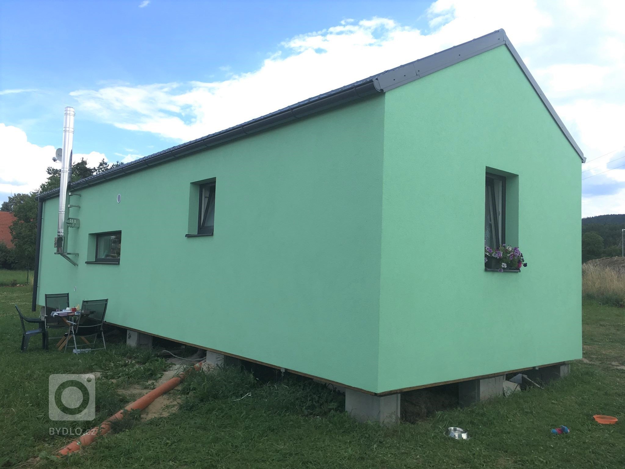 Další z&nbsp;dokončených dřevostaveb v&nbsp;roce 2018 byla typová EASY 48 prodloužená na 13m s&nbsp;doplňkovou EASY 24 ve středních Čechách. Na oba domečky…