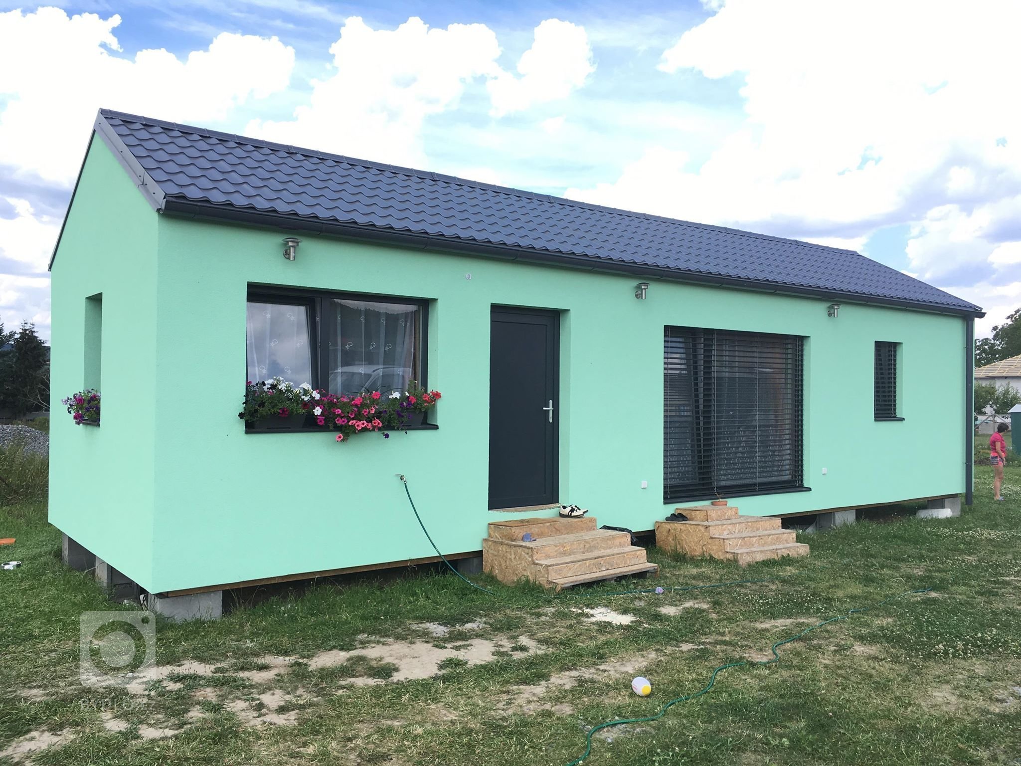 Další z&nbsp;dokončených dřevostaveb v&nbsp;roce 2018 byla typová EASY 48 prodloužená na 13m s&nbsp;doplňkovou EASY 24 ve středních Čechách. Na oba domečky…