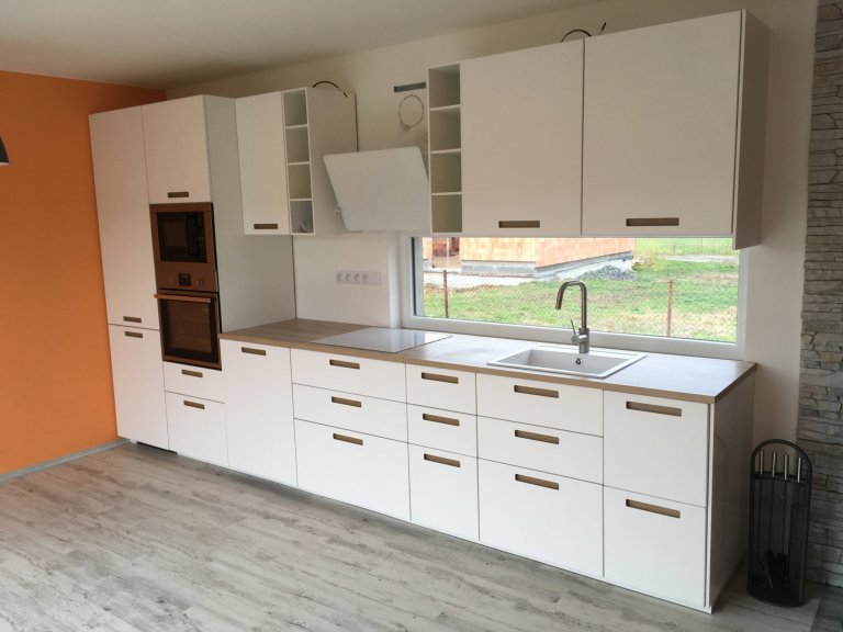 Další z&nbsp;dokončených dřevostaveb v&nbsp;roce 2018 byla typová EASY 48 prodloužená na 13m s&nbsp;doplňkovou EASY 24 ve středních Čechách. Na oba domečky…