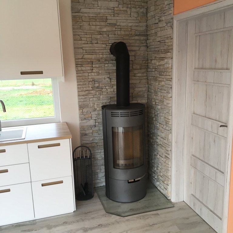 Další z&nbsp;dokončených dřevostaveb v&nbsp;roce 2018 byla typová EASY 48 prodloužená na 13m s&nbsp;doplňkovou EASY 24 ve středních Čechách. Na oba domečky…