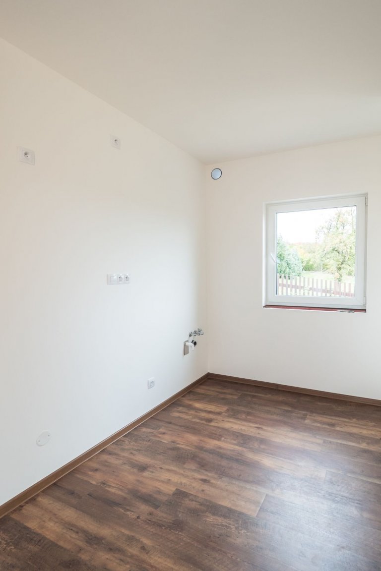 Předaná dřevostavba Easy 64 v&nbsp;obci Zdemyslice. Dřevostavba do tvaru L s&nbsp;dispozicí 3+kk a koupelnou s odděleným WC. &nbsp;Cena této dřevostavby včetně…