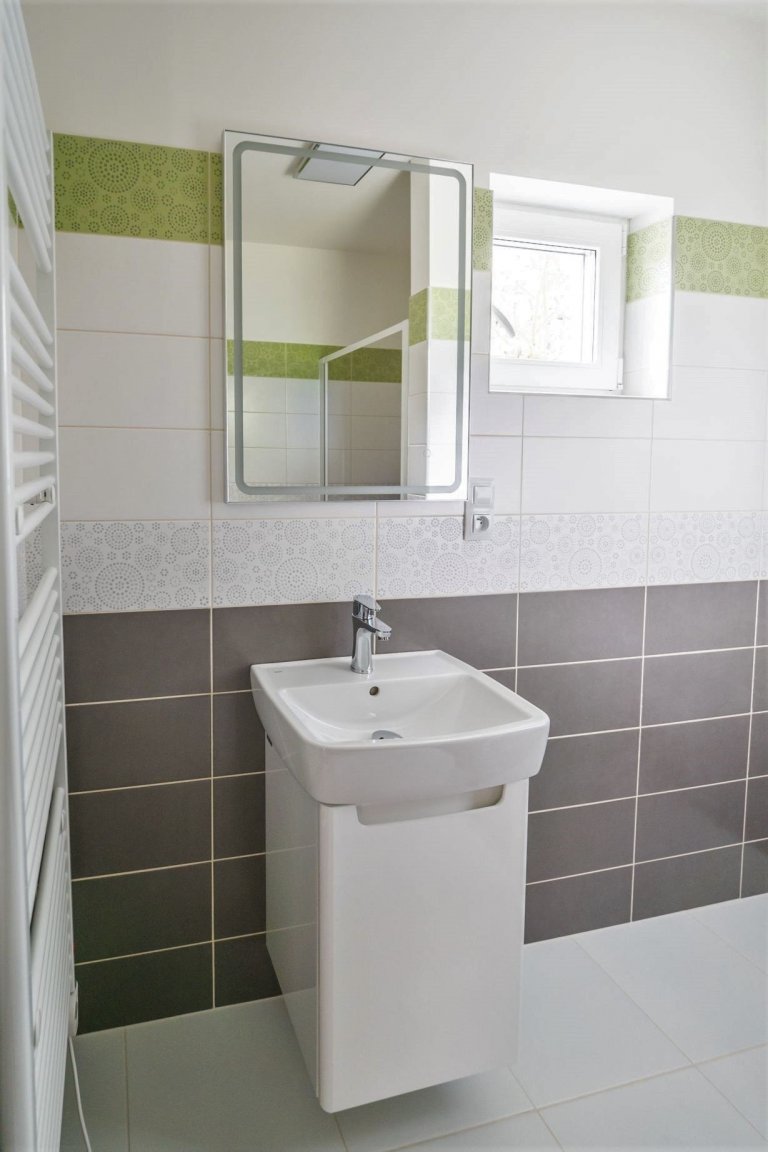 Předaná dřevostavba Easy 64 v&nbsp;obci Zdemyslice. Dřevostavba do tvaru L s&nbsp;dispozicí 3+kk a koupelnou s odděleným WC. &nbsp;Cena této dřevostavby včetně…